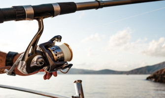 Τι είναι το ψάρεμα spinning: Όλα όσα πρέπει να γνωρίζετε για αυτή τη διασκεδαστική τεχνική ψαρέματος